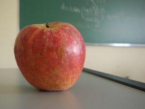 apple-on-the-desk-1428611-m